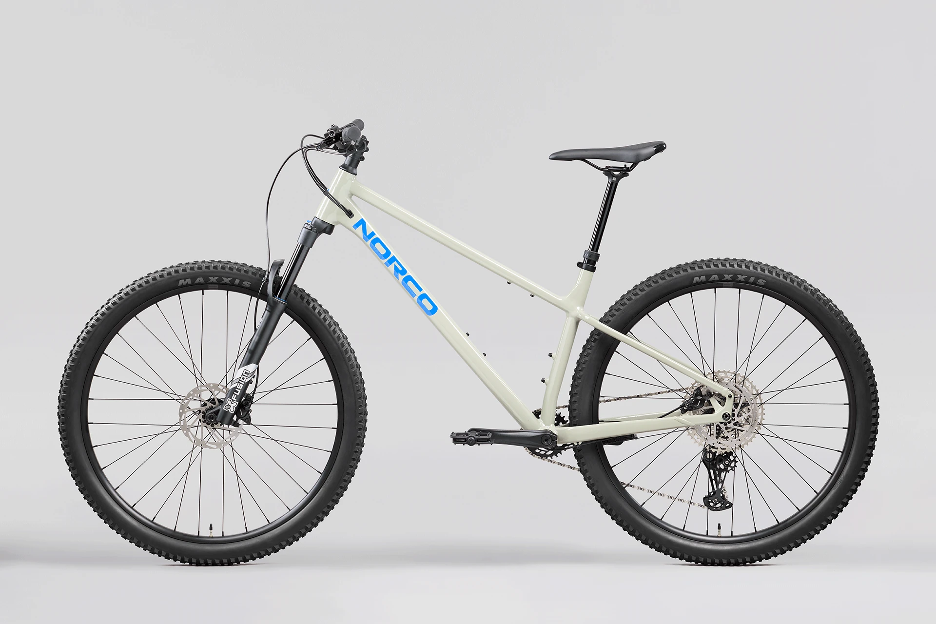 BICI NORCO CHARGER A2 2027 GRIS ASH R29 - Imagen 3